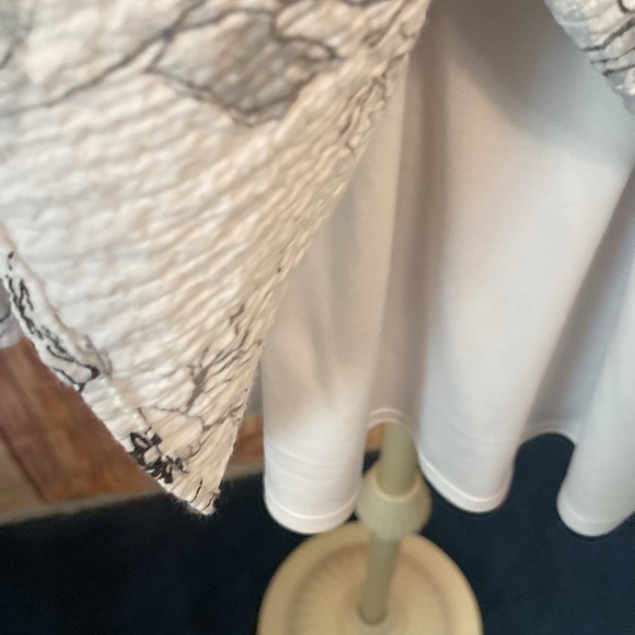 Alfred Dunner 1X Crinkle Long Sleeve with Tank Button Blouse White Black & Gray - Picture 9 of 10